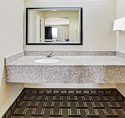 Super 8 by Wyndham Baytown / I-10 hotel detail image 7