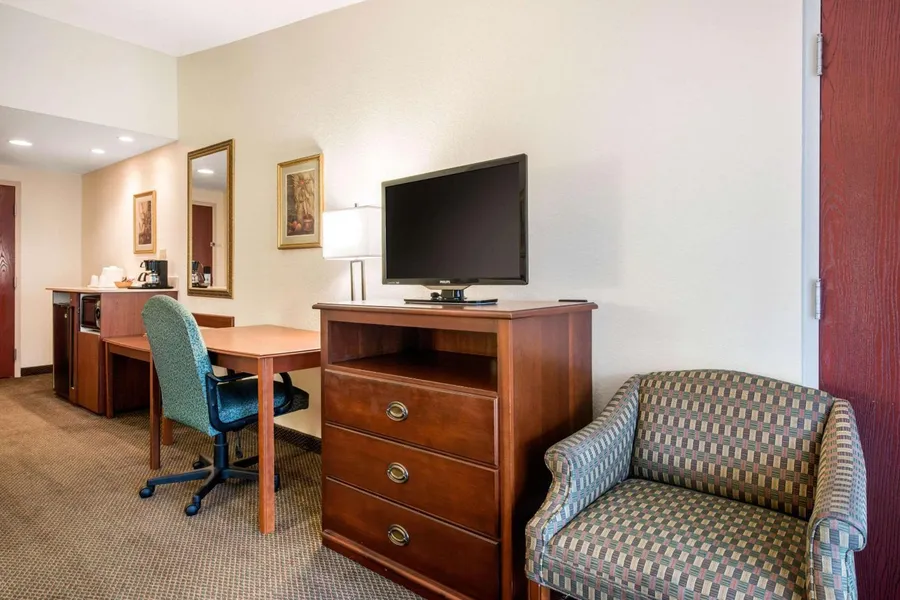 Quality Inn & Suites Tarpon Springs South hotel detail image 6