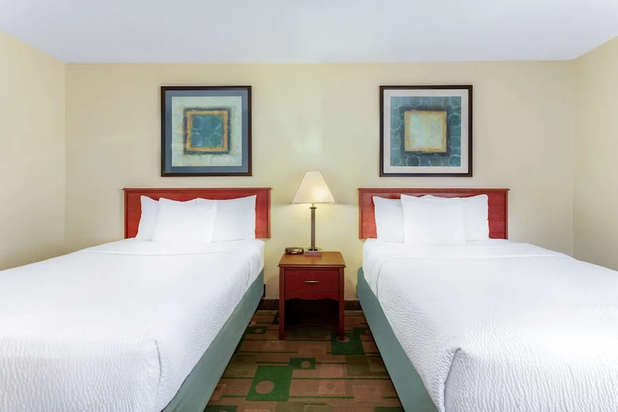 La Quinta Inn & Suites by Wyndham Chicago Willowbrook hotel detail image 6