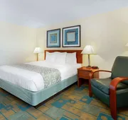 La Quinta Inn & Suites by Wyndham Chicago Willowbrook hotel detail image 7