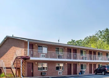 Econo Lodge Drums hotel thumbnail 2
