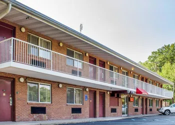 Econo Lodge Drums hotel thumbnail 3