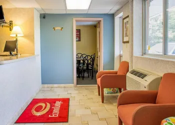 Econo Lodge Drums hotel thumbnail 4