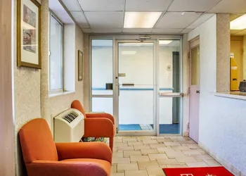 Econo Lodge Drums hotel thumbnail 5