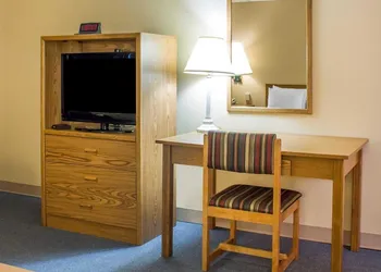 Econo Lodge Drums hotel thumbnail 7