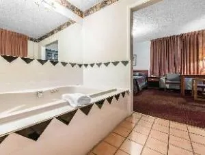 Rodeway Inn & Suites Colorado Springs hotel thumbnail 2
