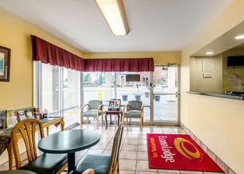 Econo Lodge East Staunton hotel thumbnail 2