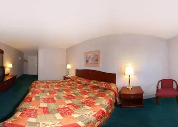 Econo Lodge East Staunton hotel thumbnail 7
