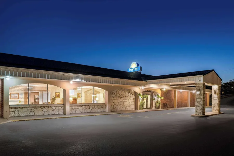 Days Inn by Wyndham Dubuque hotel detail image 2