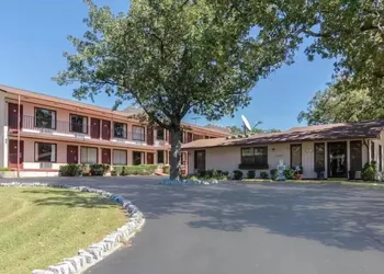 The Parkwood Inn & Suites hotel thumbnail 2