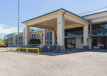 Econo Lodge Inn & Suites Bentonville hotel thumbnail 2