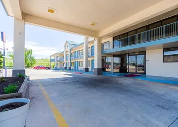 Econo Lodge Inn & Suites Bentonville hotel thumbnail 3
