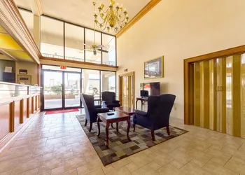 Econo Lodge Inn & Suites Bentonville hotel thumbnail 5