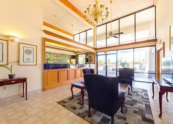 Econo Lodge Inn & Suites Bentonville hotel thumbnail 7