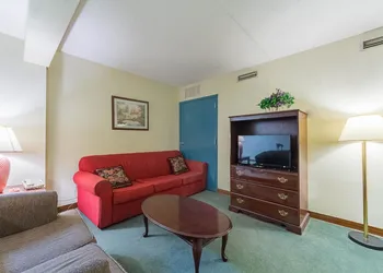 Econo Lodge Inn & Suites Bentonville hotel thumbnail 8