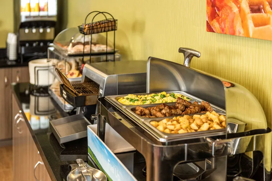 Comfort Inn Winnipeg Airport hotel detail image 6