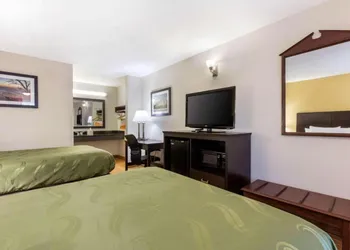 Quality Inn Arab hotel thumbnail 6