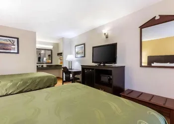 Quality Inn Arab hotel thumbnail 6