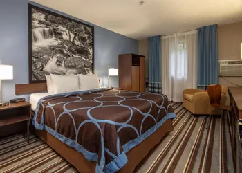 Super 8 by Wyndham Steubenville hotel thumbnail 2