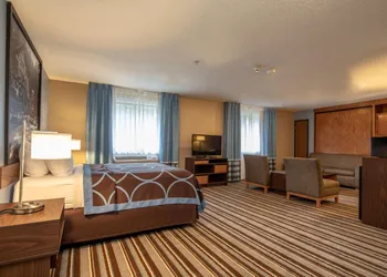 Super 8 by Wyndham Steubenville hotel thumbnail 8