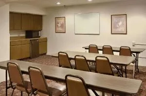 Super 8 by Wyndham Butler hotel thumbnail 2