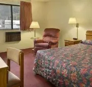 Super 8 by Wyndham Butler hotel detail image 3