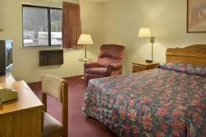 Super 8 by Wyndham Butler hotel thumbnail 3
