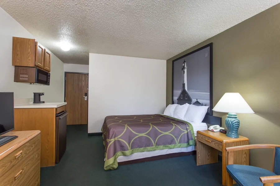 Super 8 by Wyndham Houghton Lake hotel detail image 6