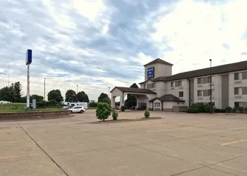 Pleasant stay Inn and Suites Brooklyn hotel thumbnail 2
