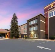 La Quinta Inn & Suites by Wyndham Bakersfield North hotel detail image 3