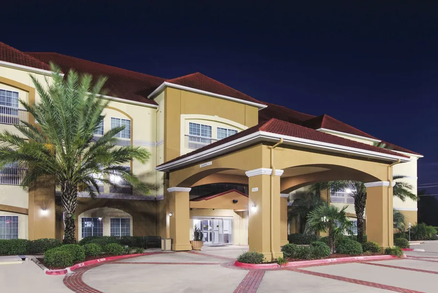 La Quinta Inn & Suites by Wyndham Bay City hotel detail image 2