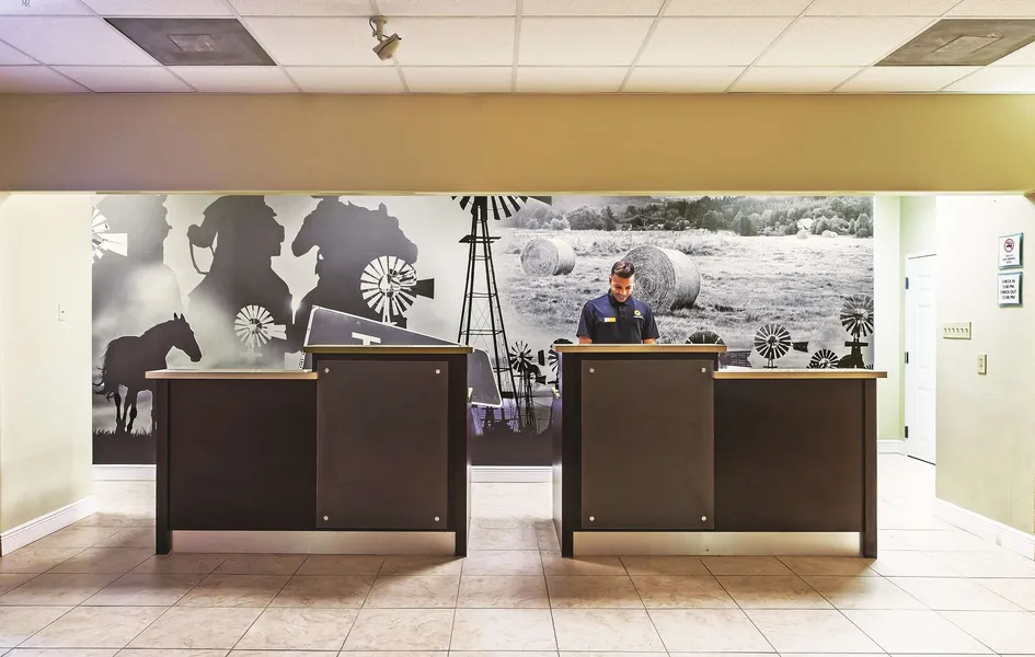 La Quinta Inn & Suites by Wyndham Angleton hotel detail image 6