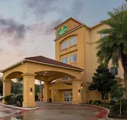 La Quinta Inn & Suites by Wyndham Houston Bush Intl Airpt E hotel detail image 5