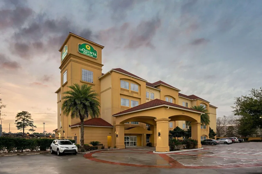 La Quinta Inn & Suites by Wyndham Houston Bush Intl Airpt E hotel detail image 6
