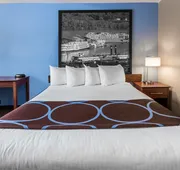 Super 8 by Wyndham Dubuque hotel detail image 7