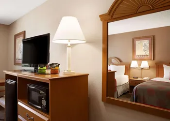 Ex Ramada by Wyndham Sioux City hotel thumbnail 5