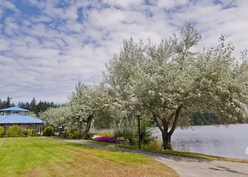 Inn On Long Lake hotel thumbnail 4