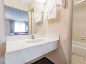 Days Inn by Wyndham Elizabethtown hotel thumbnail 3