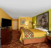 Super 8 by Wyndham Lake of the Ozarks hotel detail image 7