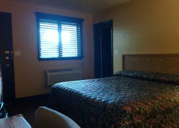 Colonial Inn Motel hotel thumbnail 5