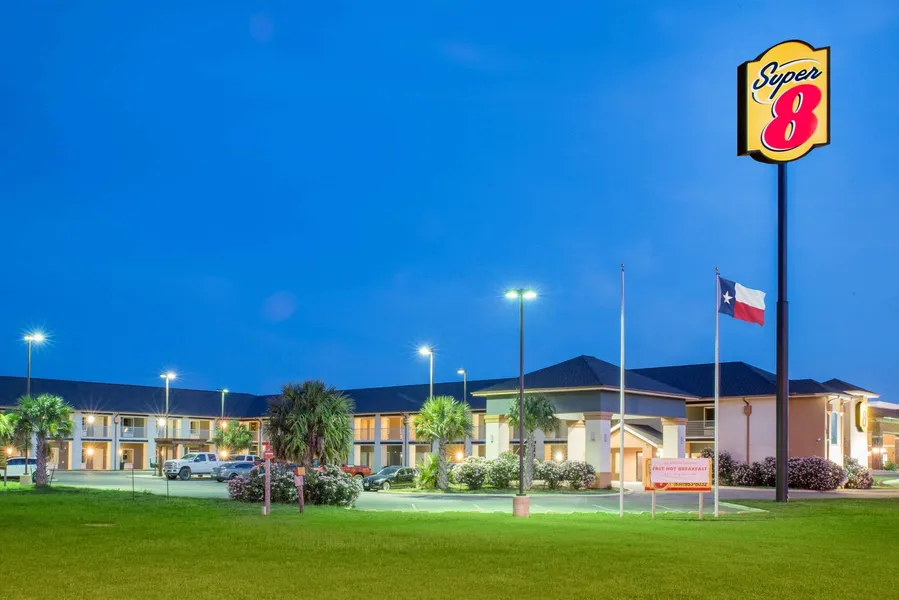 Super 8 by Wyndham Dilley TX hotel detail image 2
