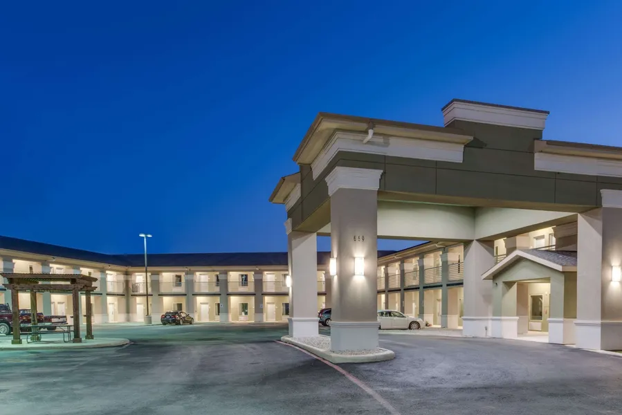 Super 8 by Wyndham Cotulla TX hotel detail image 2