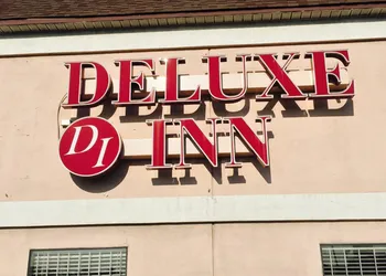 Deluxe Inn hotel thumbnail 2