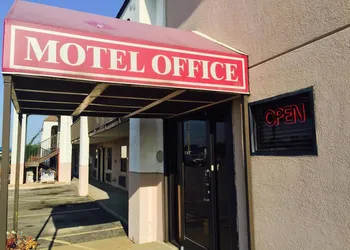 Deluxe Inn hotel thumbnail 3