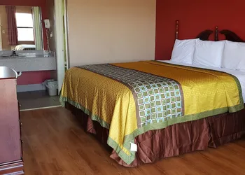 Deluxe Inn hotel thumbnail 6