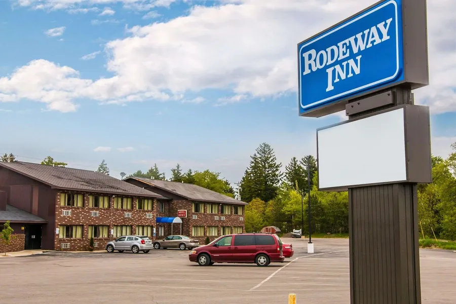 Rodeway Inn Muskegon Airport hotel detail image 2