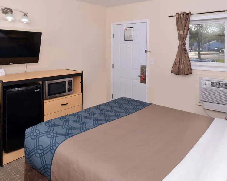 Econo Lodge Rochester I-90 & I-390 hotel detail image 6
