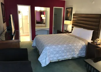 Discovery Inn hotel thumbnail 7
