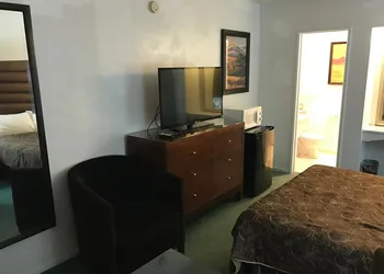 Discovery Inn hotel thumbnail 8