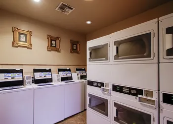 OYO Pinewood Inn & Suites Silsbee hotel thumbnail 5